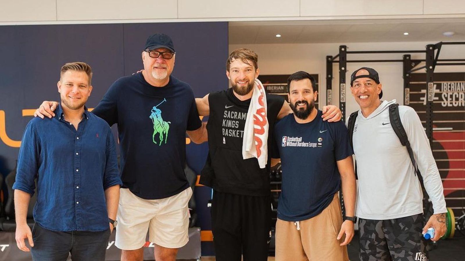 Arvydas y Domas Sabonis, con su equipo de trabajo.