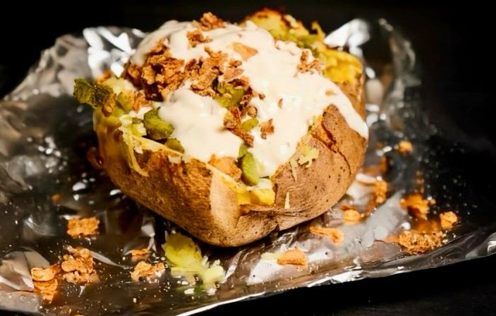 Una de las patatas de Papas román, el puesto de La Línea, en el Campo de Gibraltar.