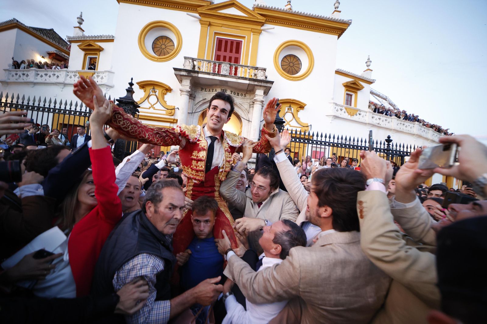 Tomás Rufo, a hombros en Sevilla.
