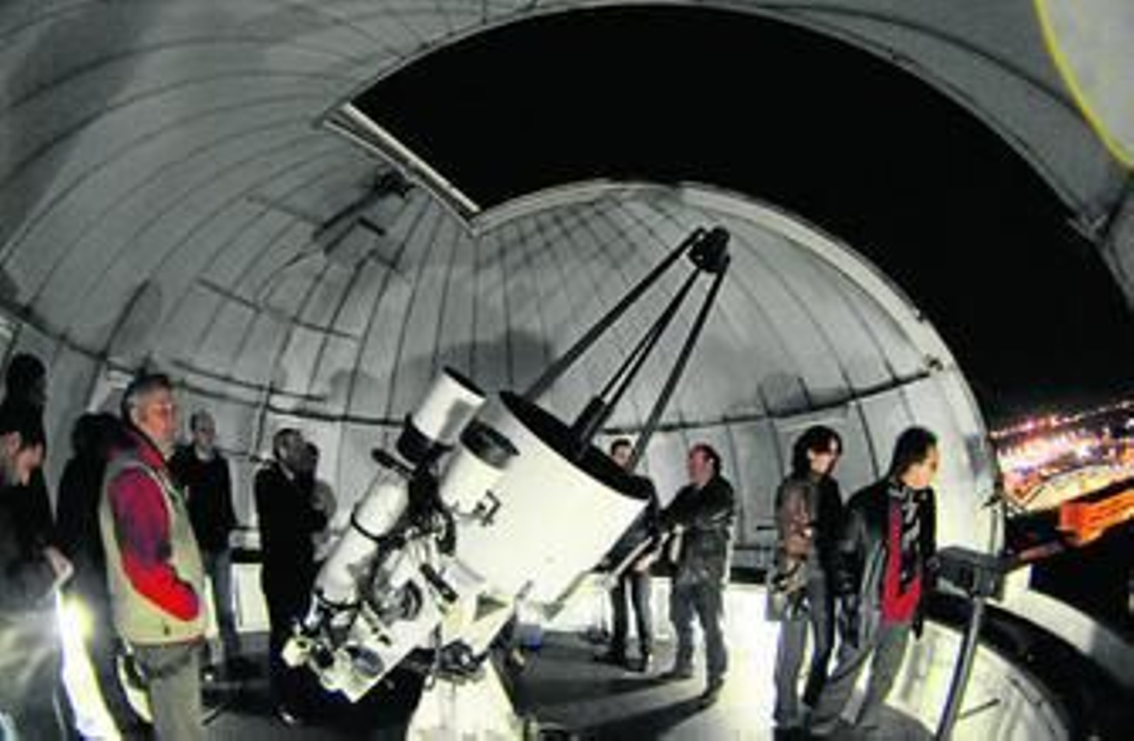 El moderno telescopio del Real Observatorio de Marina de San Fernando, durante una actividad nocturna celebrada en 2010.