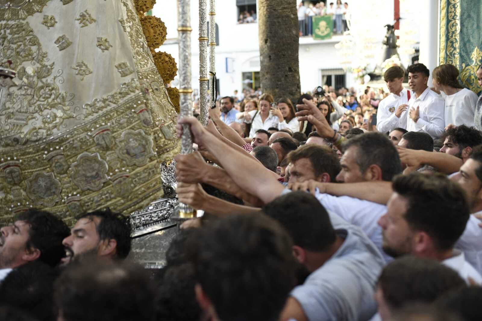 La Virgen del Rocío avanza por las calles de Almonte, en imágenes