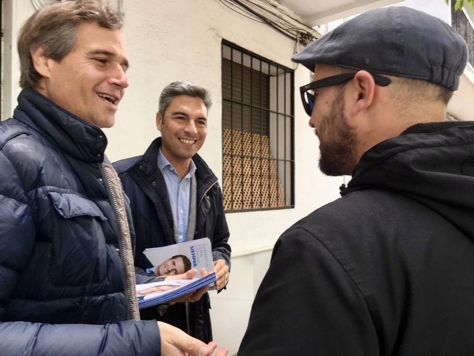 González Terol y Lorite hablan con vecinos.