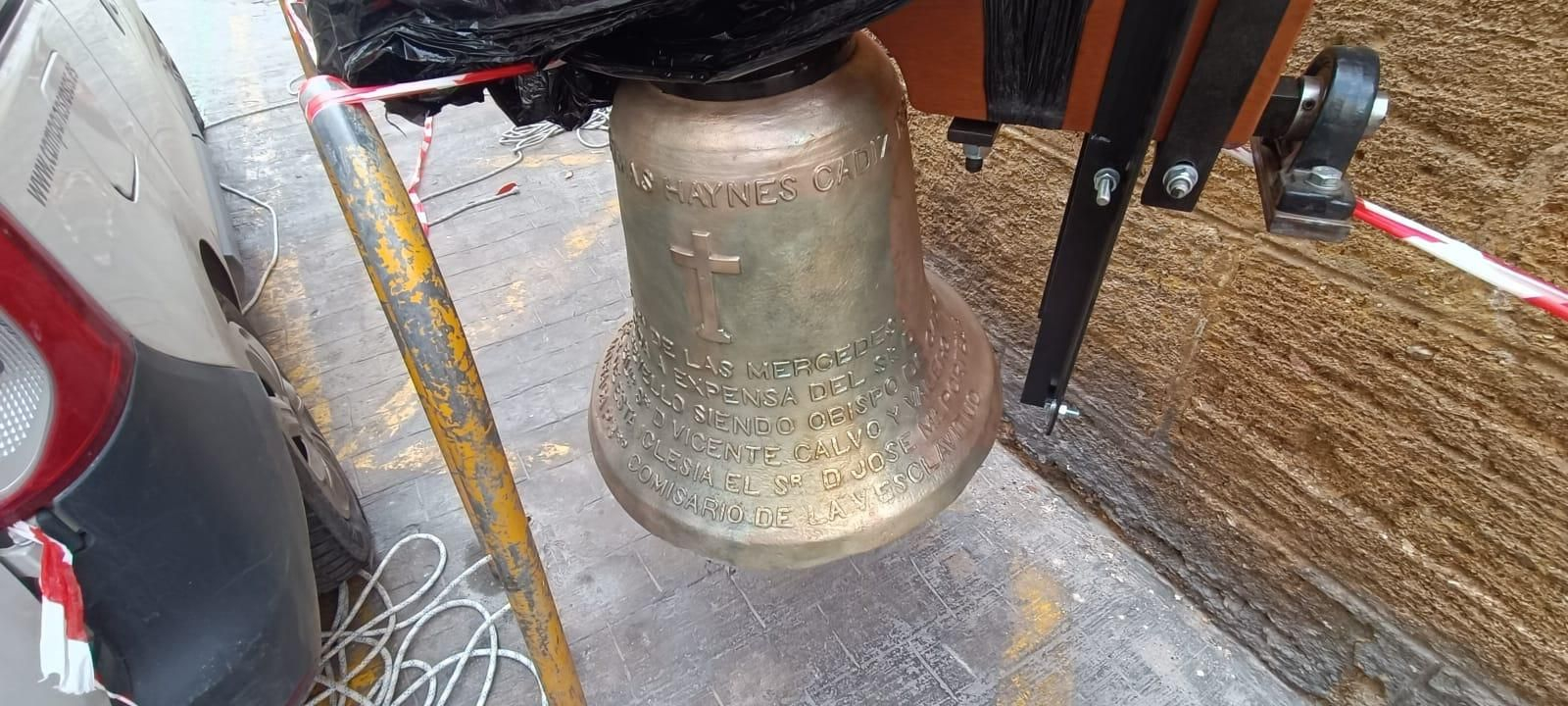 Una de las campanas restauradas de la iglesia de la Merced de Cádiz, dispuesta este martes para ser subida a la torre.