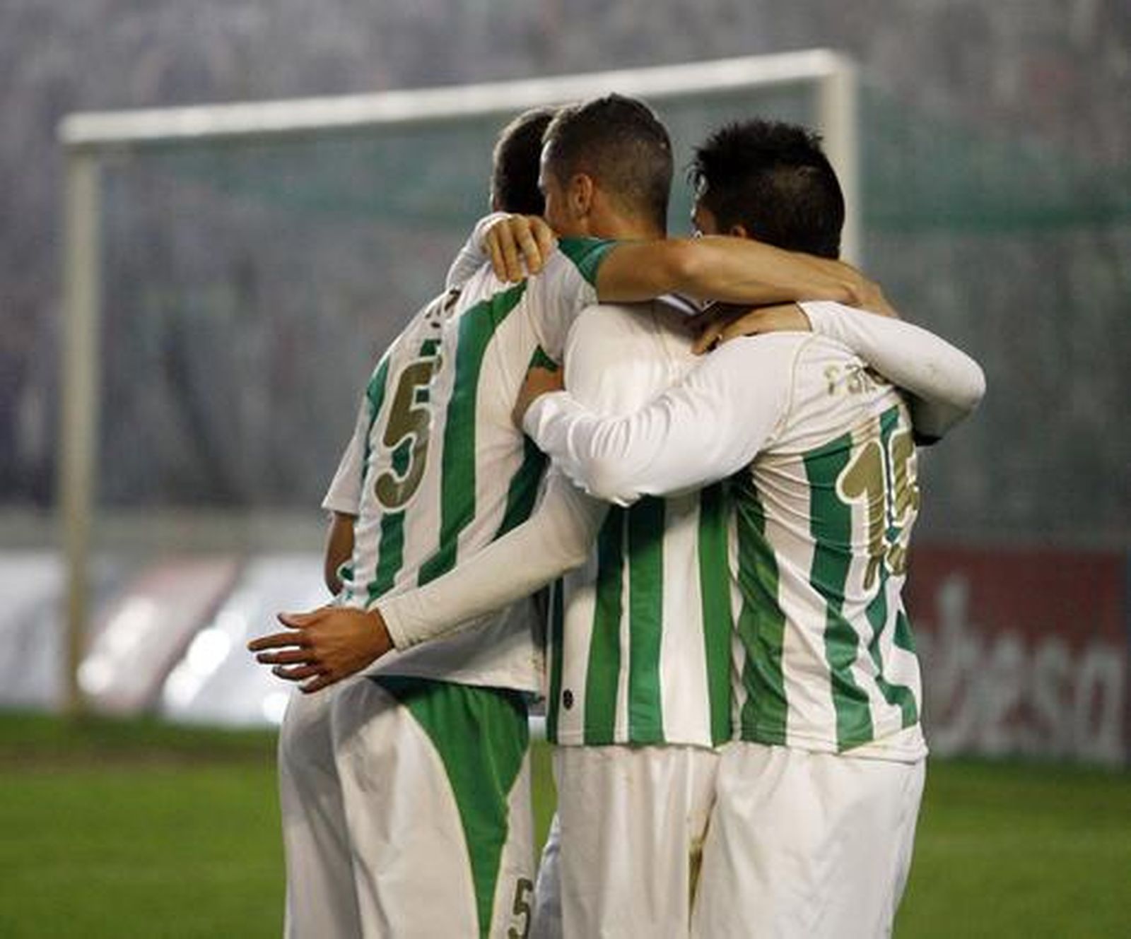 El Córdoba encarrila la clasificación para octavos de final de la Copa del Rey ante el Racing de Santander. / José Martínez
