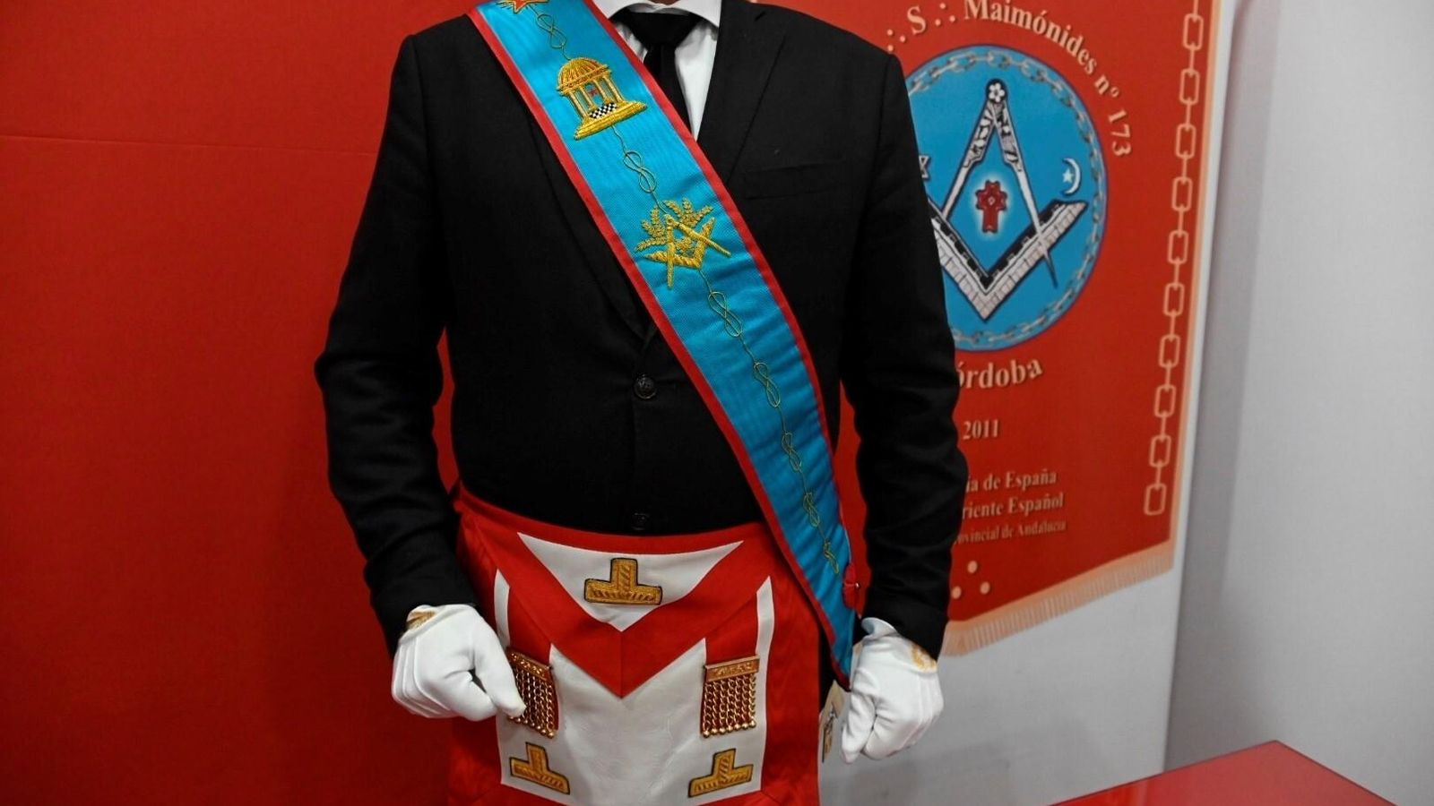 Un masón, con la indumentaria.