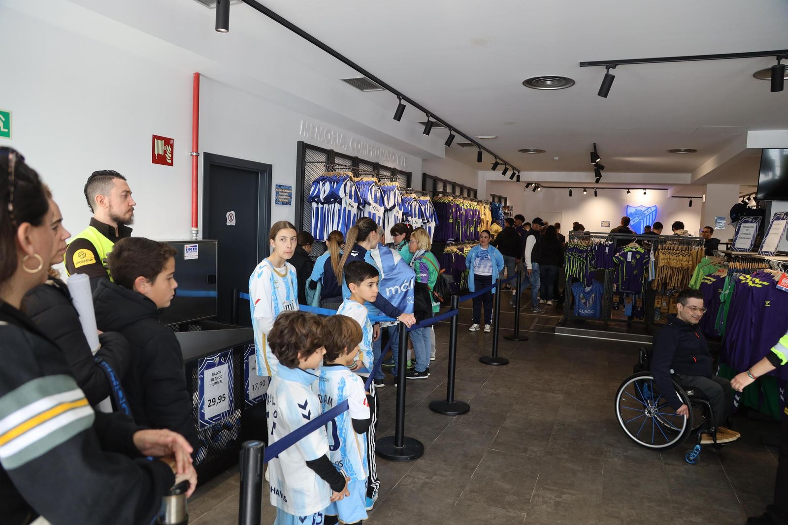 Alto ritmo de ventas en la tienda del Málaga CF por la camiseta retro: "La necesito"