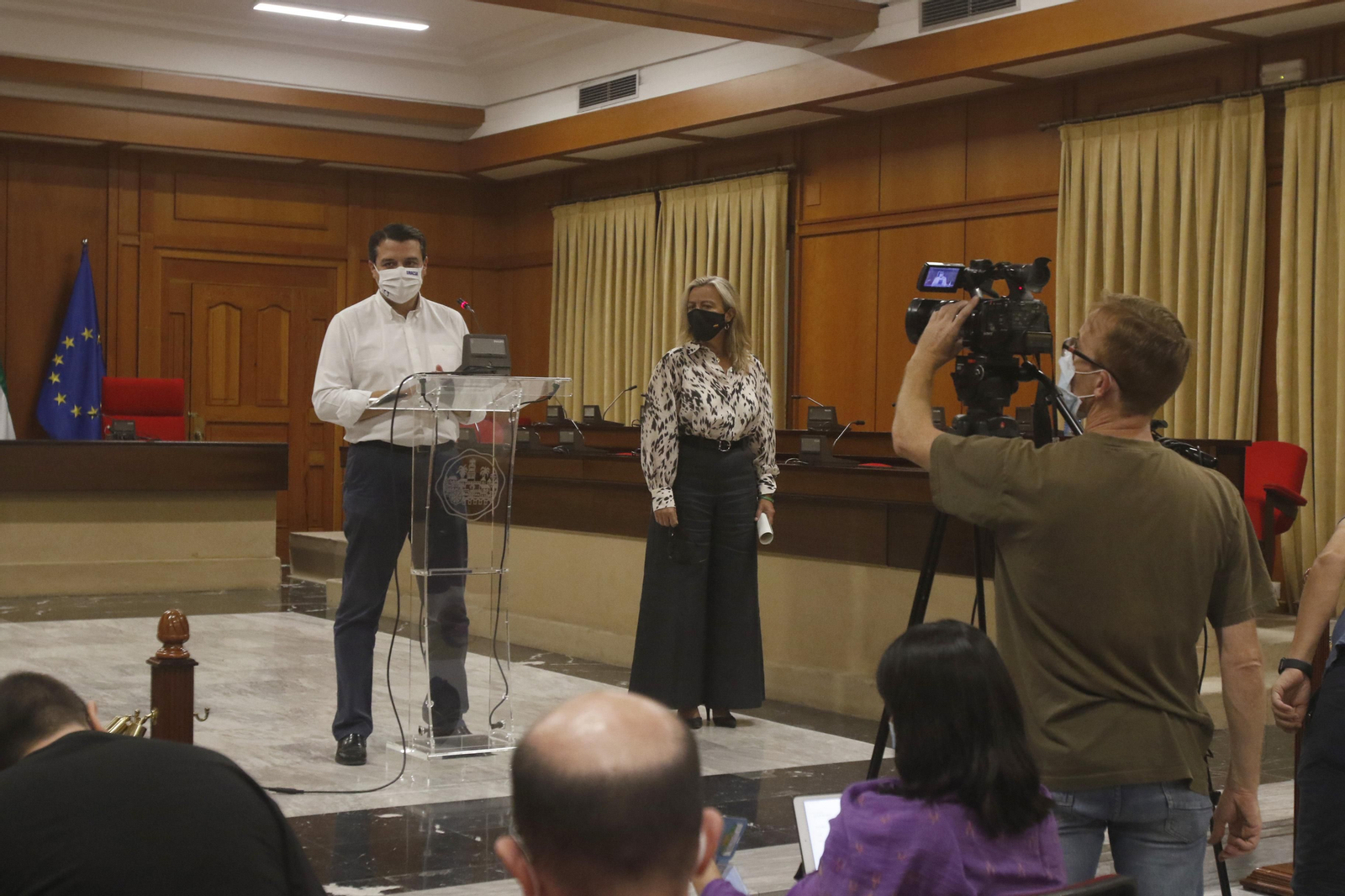 El alcalde, José María Bellido, y la presidenta del Imtur, Isabel Albás, durante una rueda de prensa.