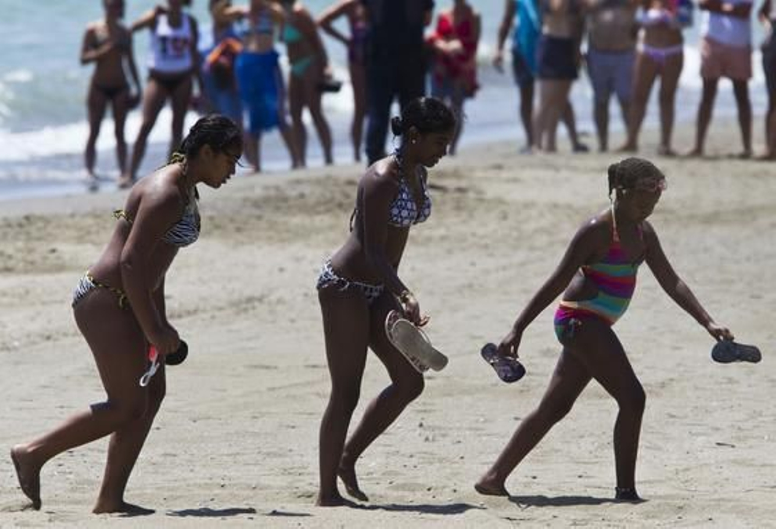 Michelle Obama y su hija Sasha descansan en una playa de Estepona. / EFE