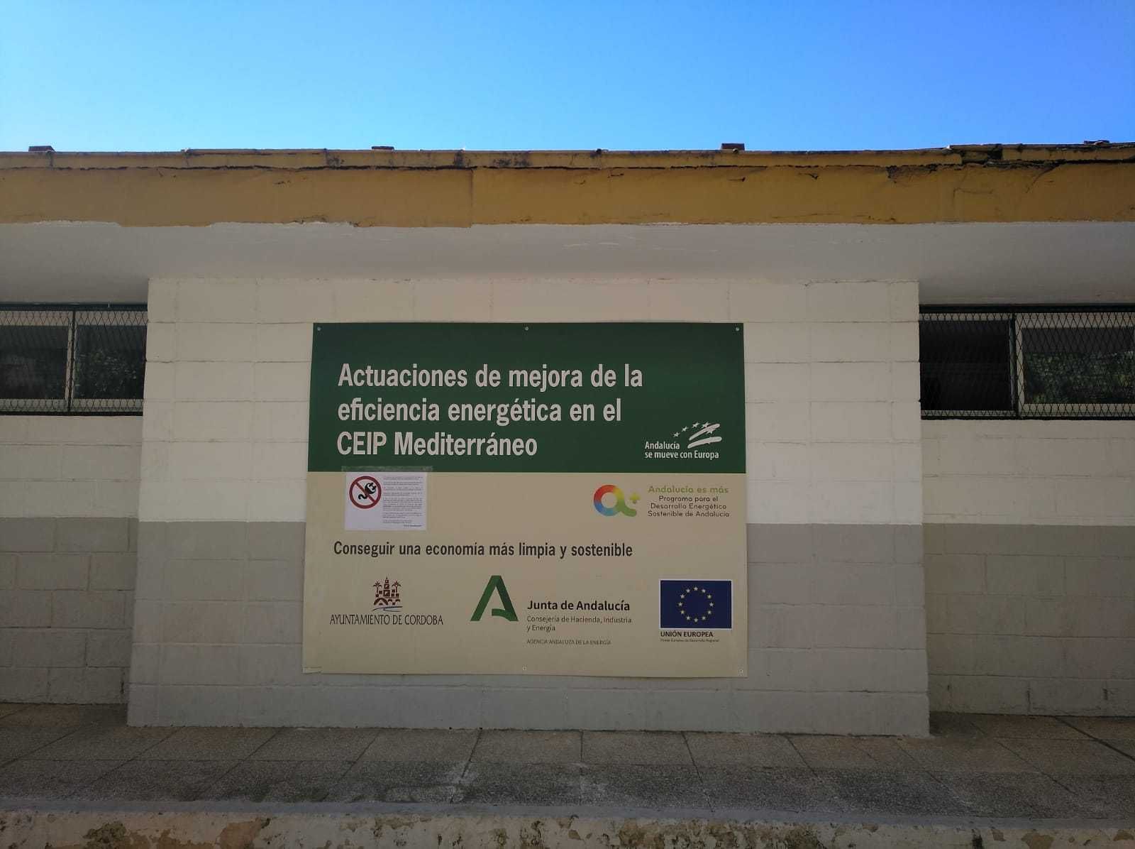 Cartel instalado en el Colegio Mediterráneo de Córdoba.