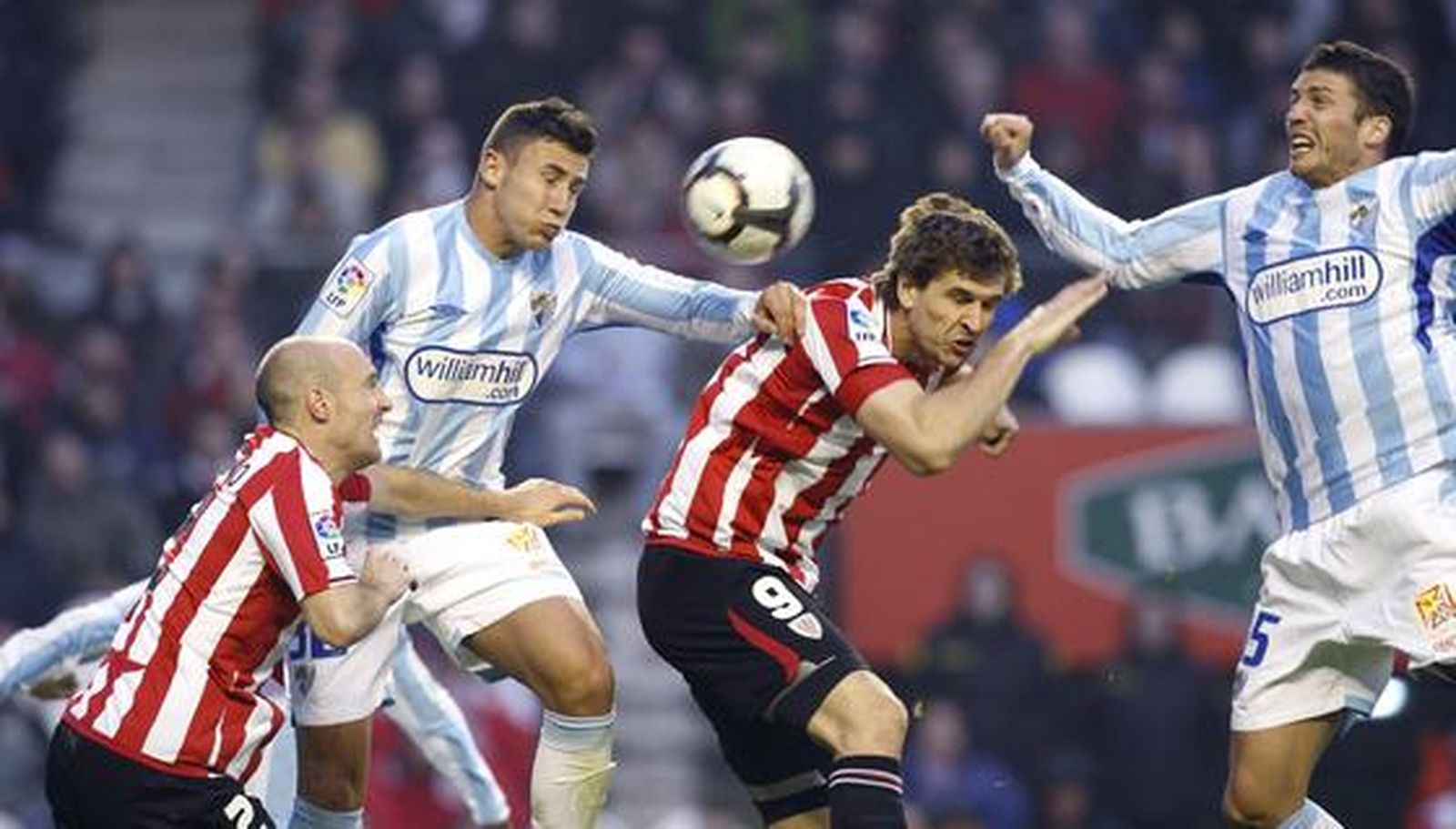 Iván González y Stepanov pelean por alto un balón con los jugadores locales Llorente y Toquero. 

Foto: EFE/LUIS TEJIDO