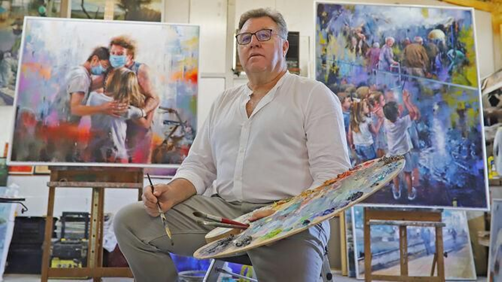 El pintor Juan Lucena, con dos de sus obras realizadas para recaudar fondos por el covid-19. El pintor Juan Lucena, con dos de sus obras realizadas para recaudar fondos por el covid-19.
