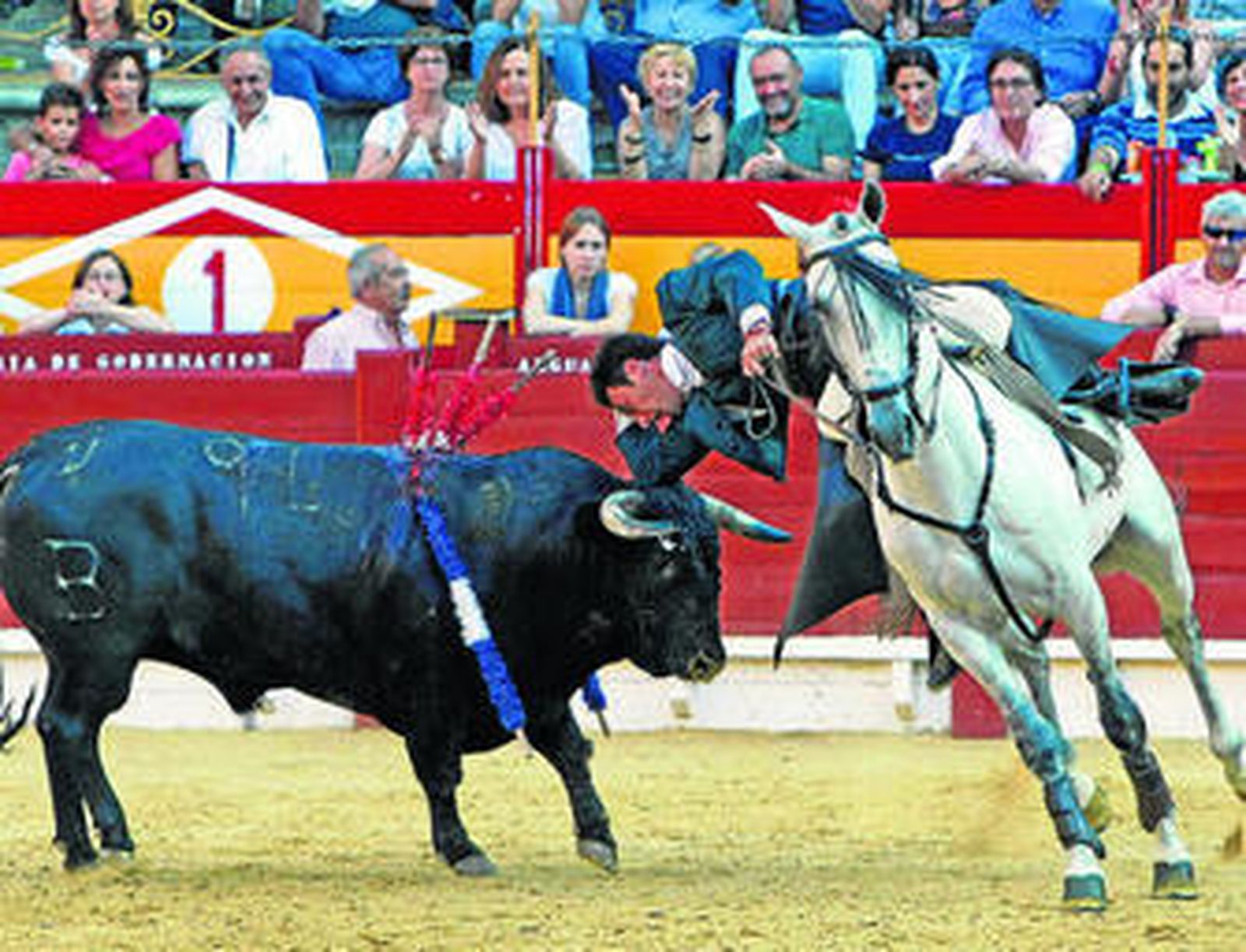 El rejoneador Andy Cartagena adornándose con el primer toro de su lote, ayer en la plaza de toros de Alicante.