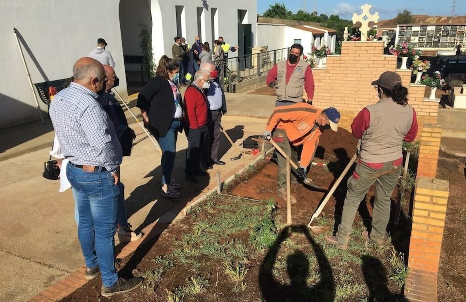 Trabajos en la fosa común del cementerio.