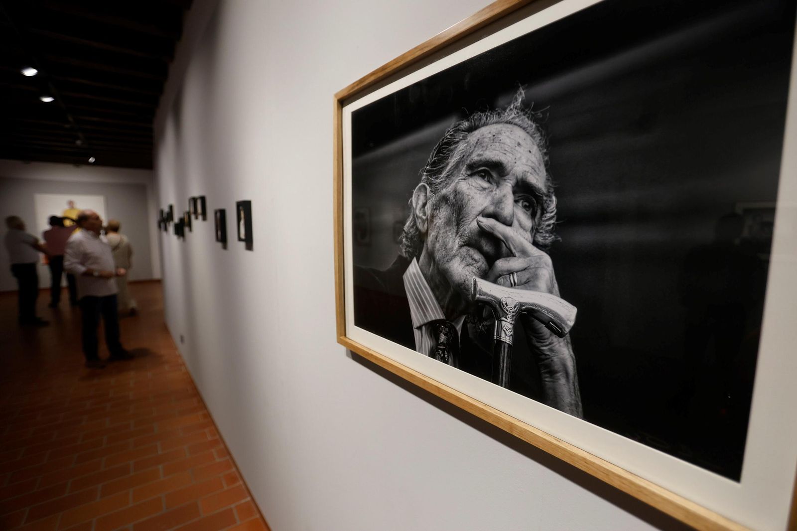 La exposición que repasa en retratos la vida de Antonio Gala, en imágenes