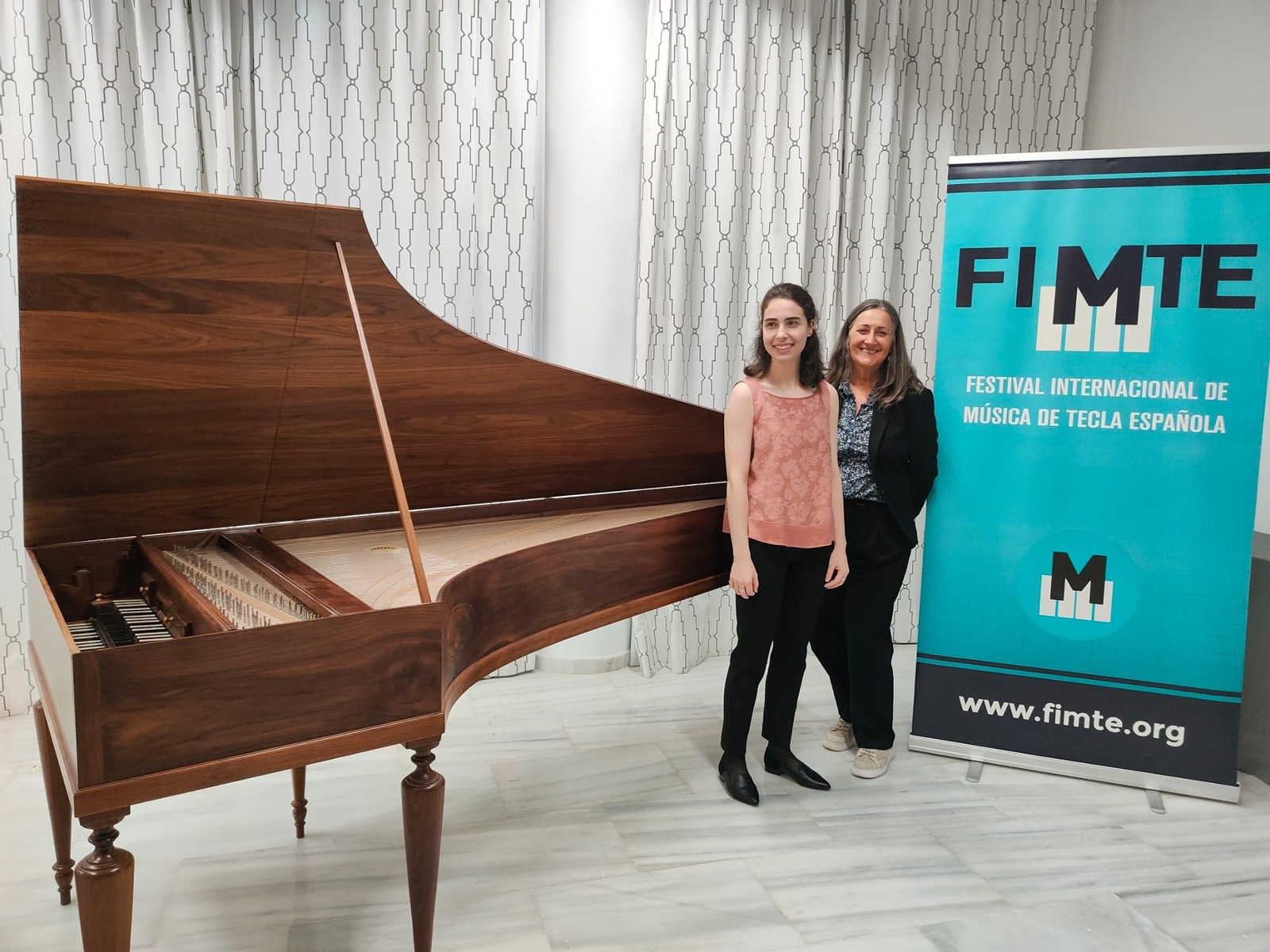 Rachel Dubijanski y Luisa Morales tras el recital de clavecín en el Parador de Mojácar.