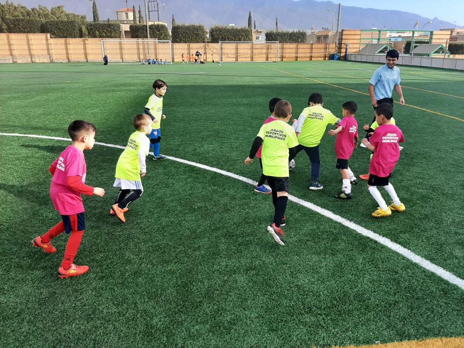 Pequeños jugando en el anexo de Santo Domingo