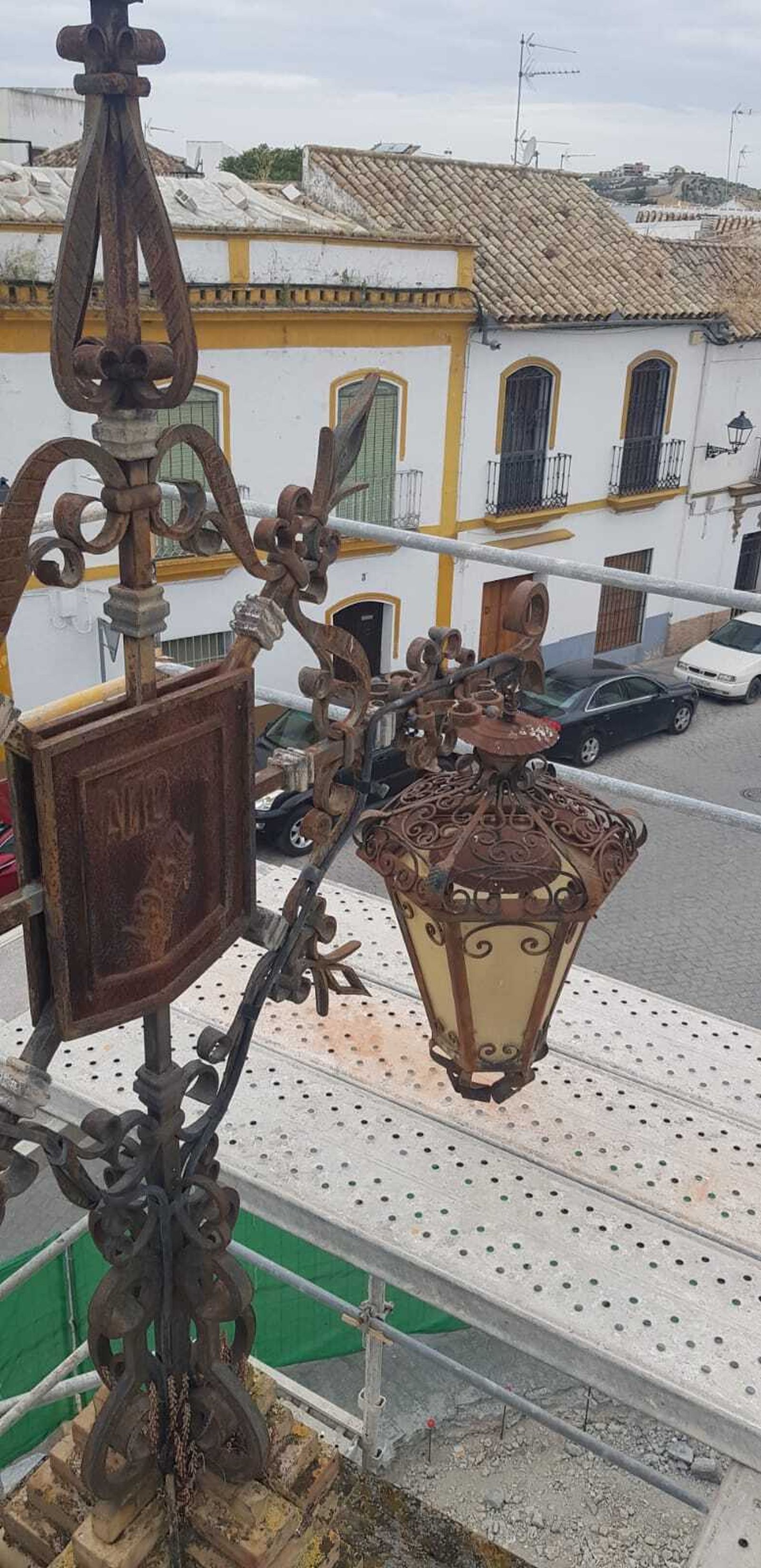 Detalle de uno de los faroles de la fuente de Colón, en una imagen tomada antes del robo.