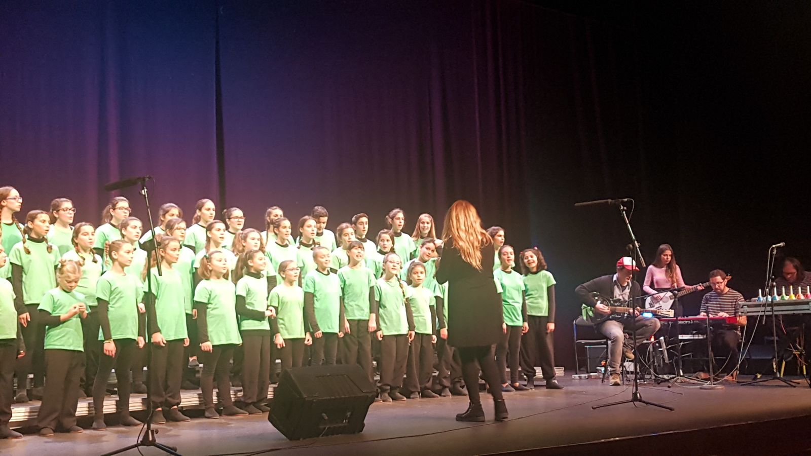 Una imagen de la Escolanía y Los Jaguares de la Bahía, en pleno concierto.