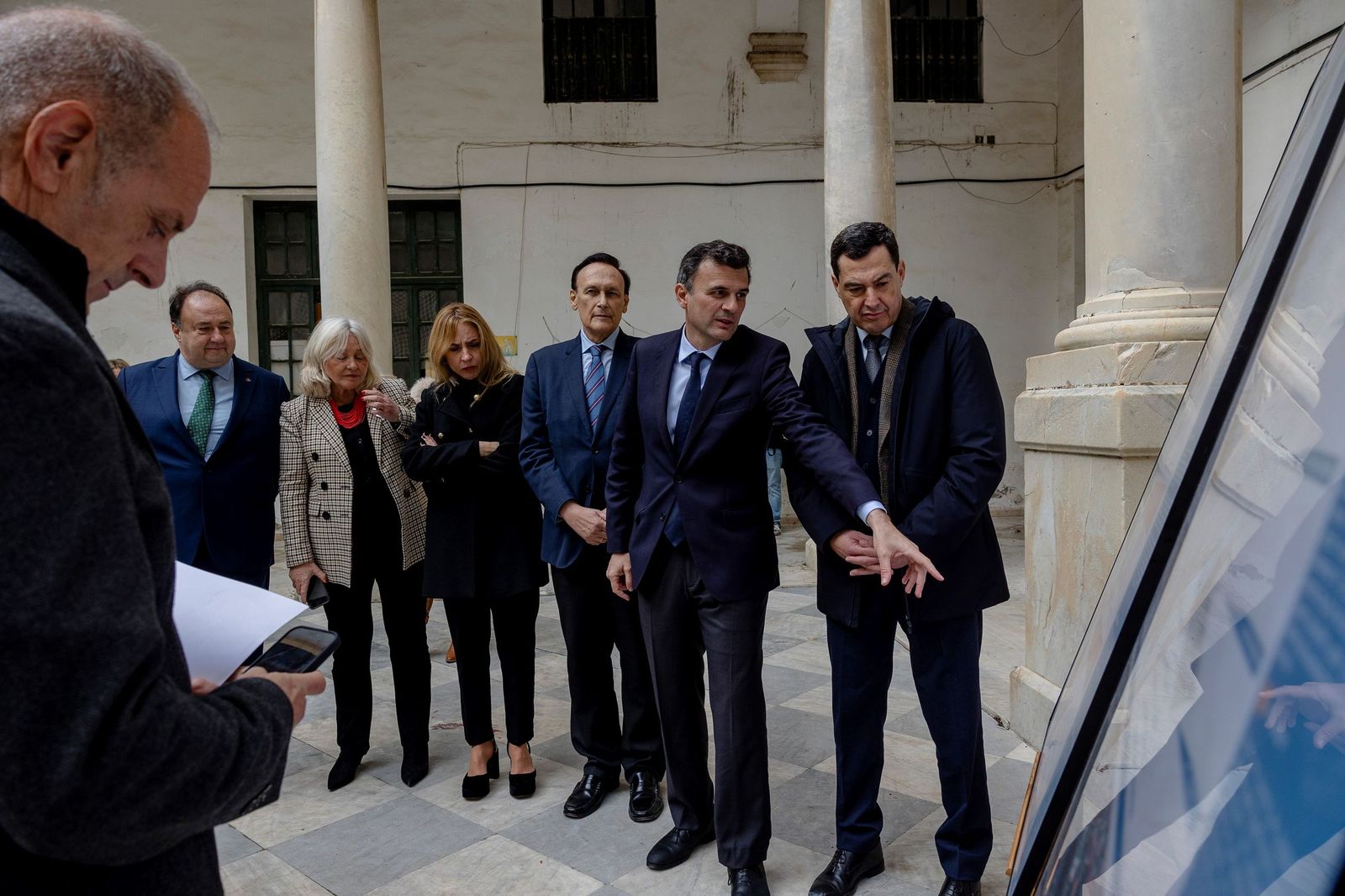 El alcalde Bruno García explica al presidente Bonilla las obras de Valcárcel.