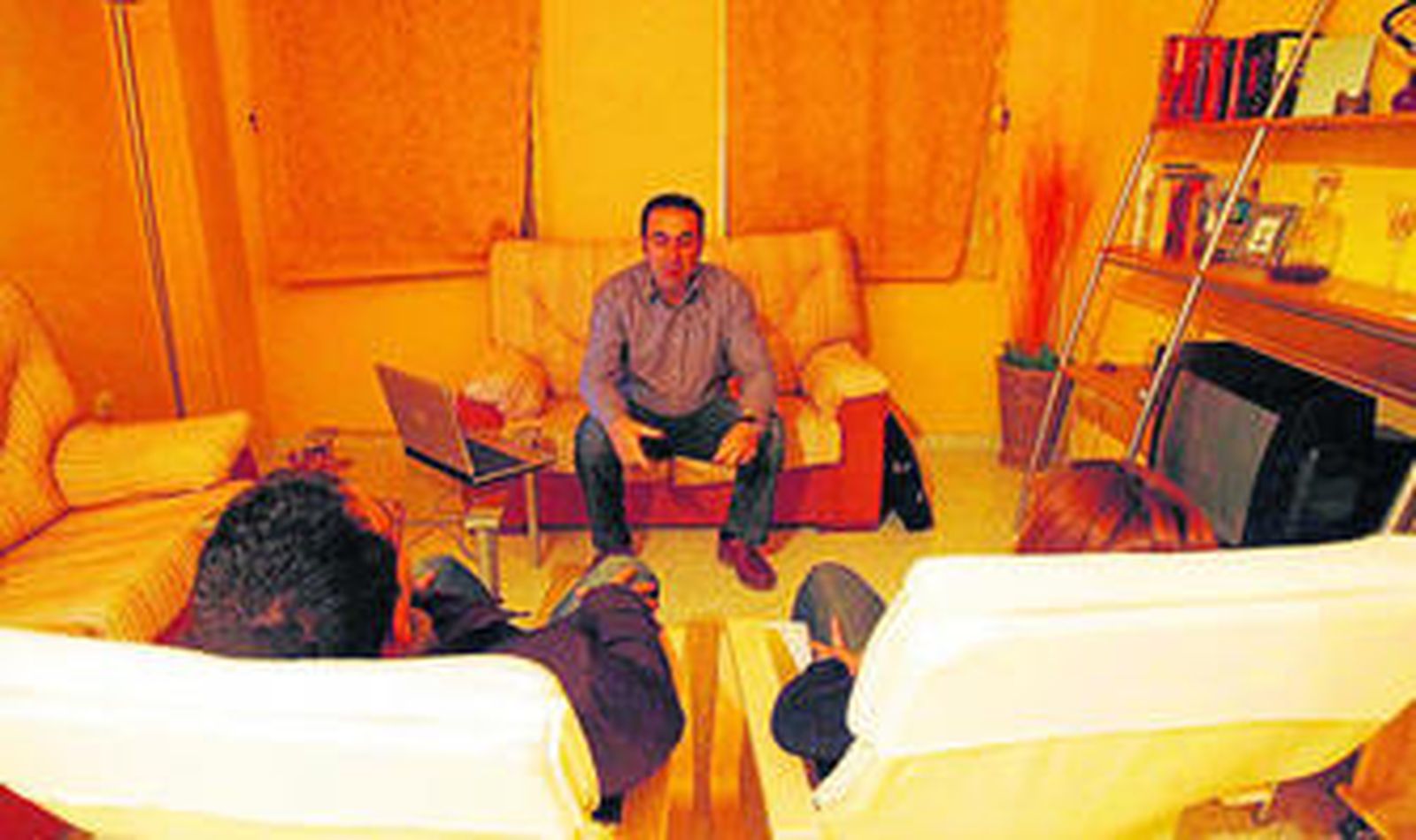 Un psicólogo durante una sesión de hipnosis de una pareja.