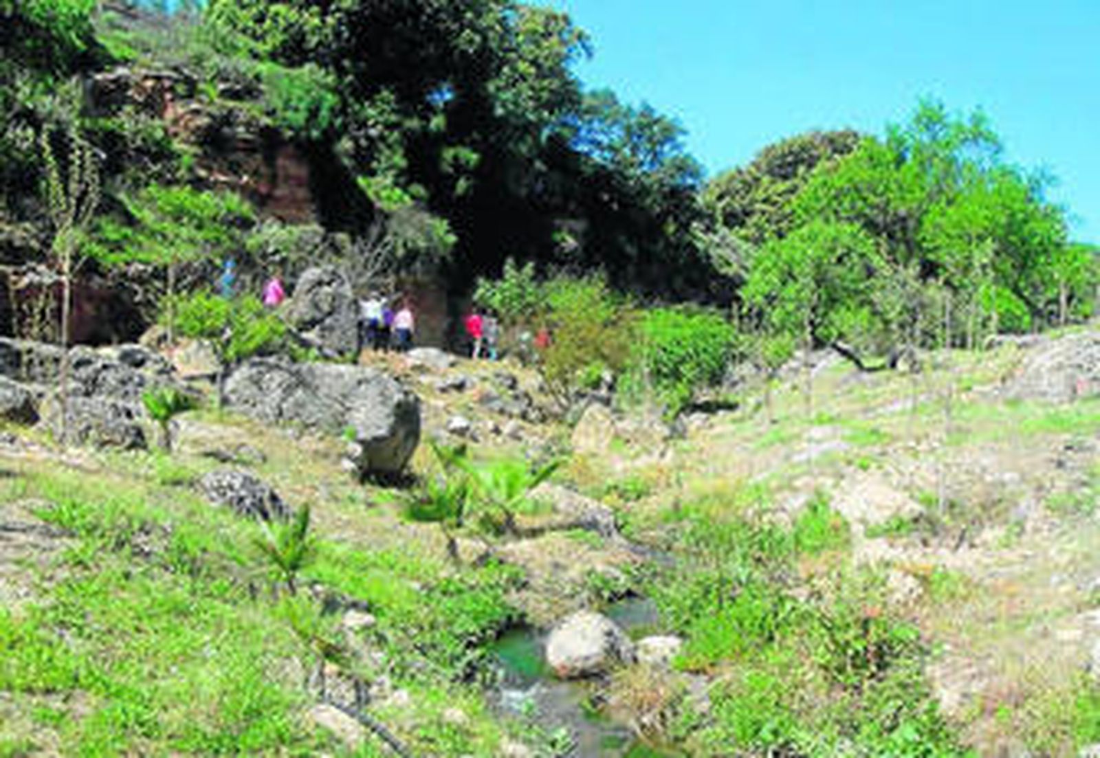 Aficionados al senderismo conocen la Fuente de las Cubanas, uno de los parajes por donde pasa la ruta.