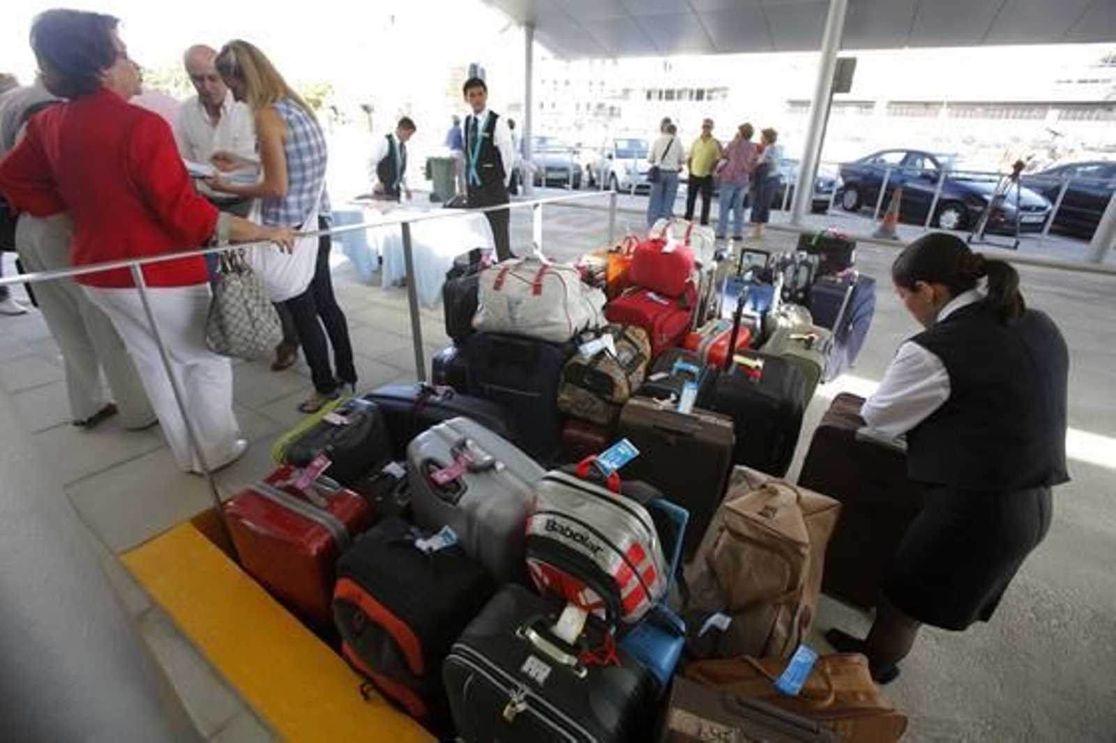 El muelle de Cádiz se estrena como puerto base e inaugura su nueva terminal de pasajeros con la salida del ´Grand Voyager´. 

Foto: Jesus Marin