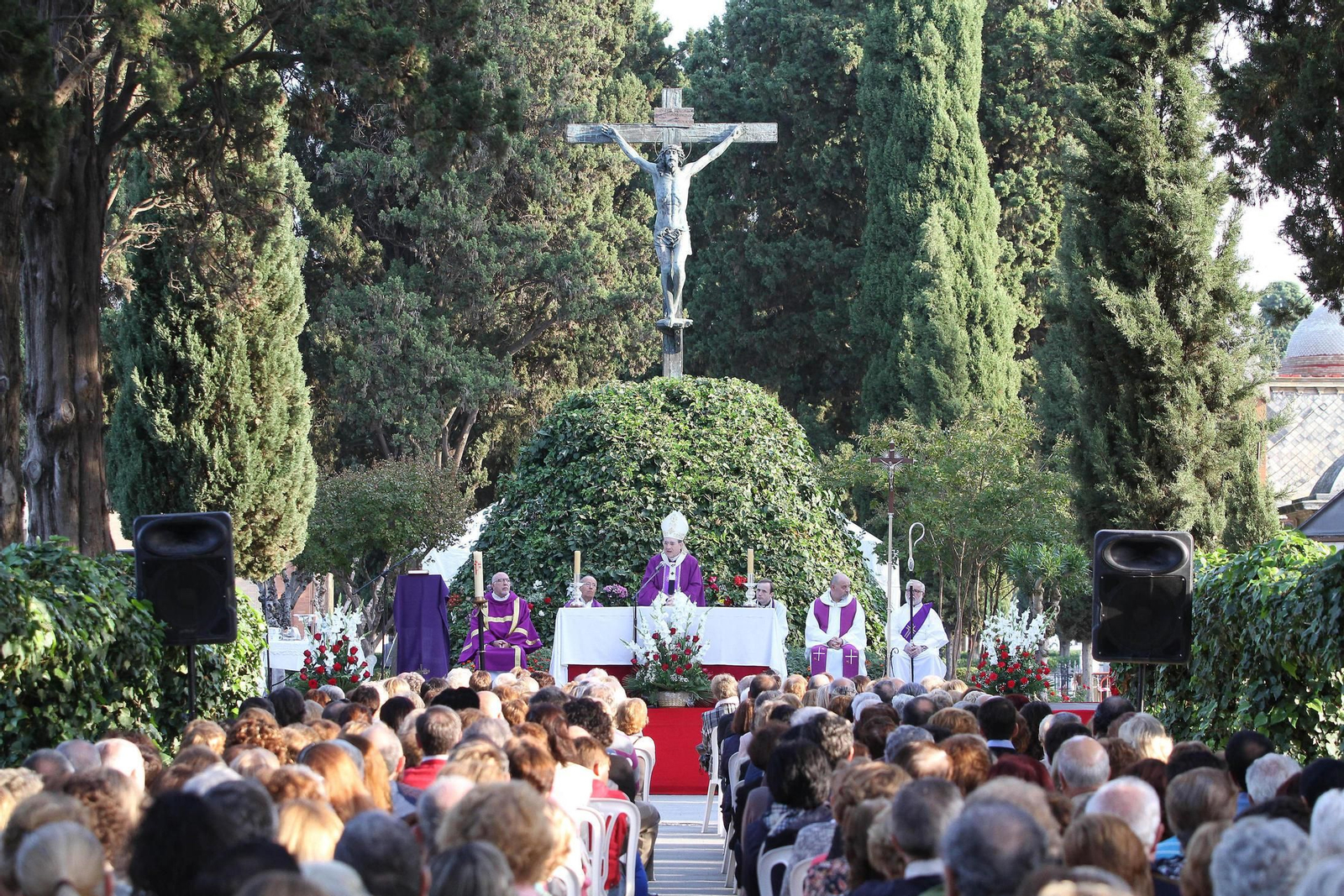 Imagen de archivo de monseñor Asenjo presidiendo la misa de difuntos bajo el Cristo de las Mieles.
