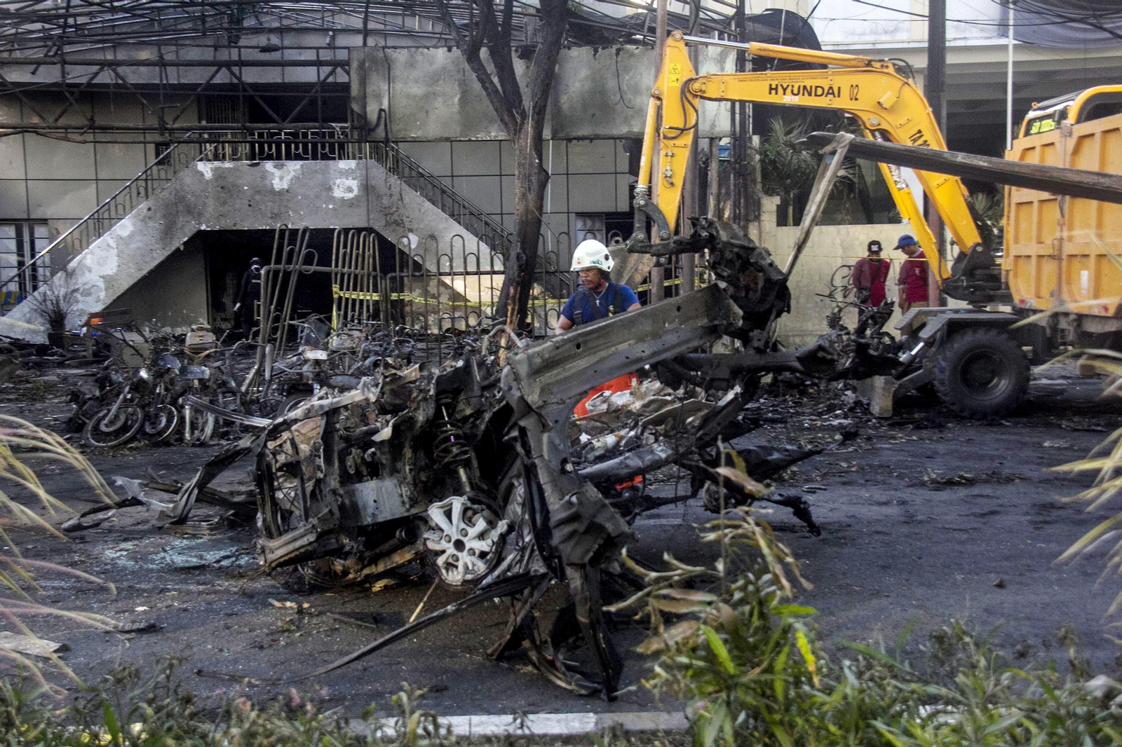 Las imágenes del triple atentado contra la minoría cristiana en Indonesia