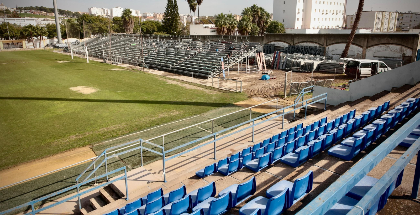 Instalada la grada supletoria en el campo Pedro Garrido de Jerez