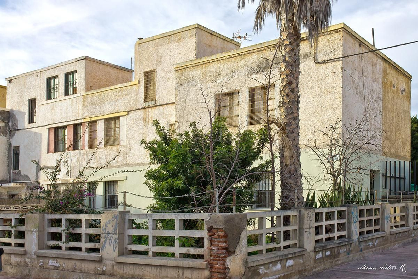 1. Algunas viviendas están deshabitadas o abandonadas. 2. En la Plaza de España se encuentra la Iglesia de San Antonio, que inicialmente se encontraba ubicada en las Almadrabillas. 3. Las viviendas son mayoritariamente individuales de una o dos plantas y, aunque conservan el estilo inicial, prácticamente todas han sido reformadas o restauradas a. 4. En el año 1945 se establece un reglamento para la compra de estas viviendas. En este reglamento se establecen las bases y condiciones para la adquisición y uso de una de las viviendas construidas. (Archivo Municipal de Almería). 5. La  mayor parte de las viviendas disponen de un pequeño jardín con plantas y árboles, que también encontramos en las calles que lo componen.  6. Plano de viviendas de ciudad Jardín publicado en el reglamento de 1945 (Archivo Municipal de Almería)