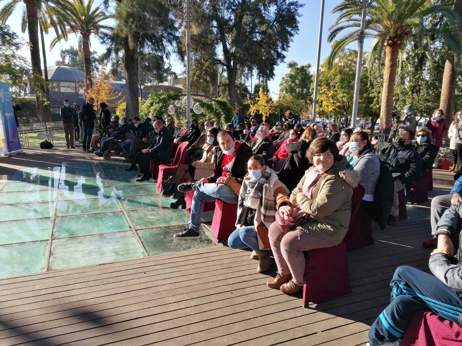Asistentes al acto por el Dia Internacional de las Personas con Discapacidad en los Jardines de la Victoria.