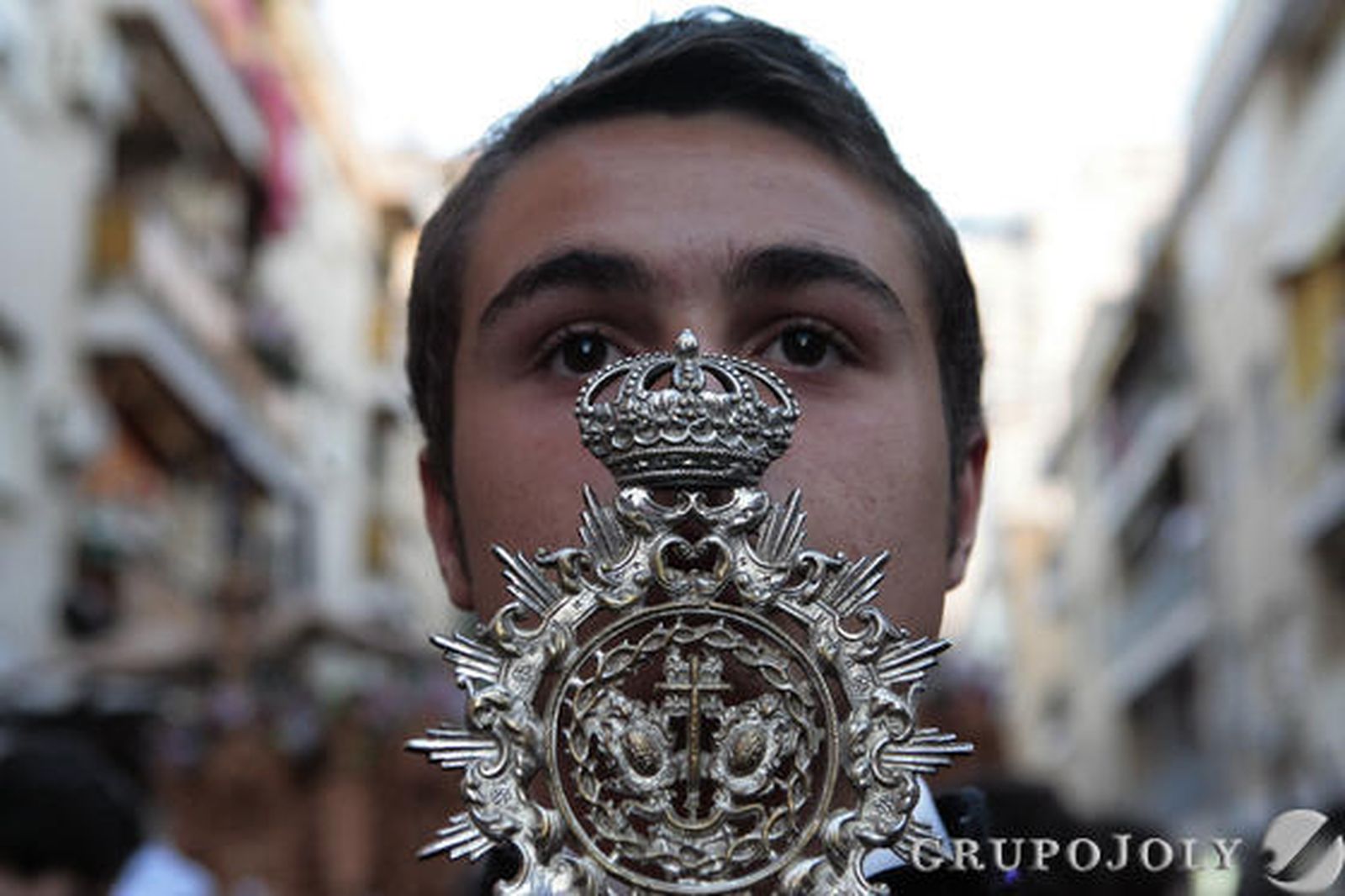 Un acólito de la hermandad de Pasión y Muerte de Triana.

Foto: Juan Carlos Muñoz