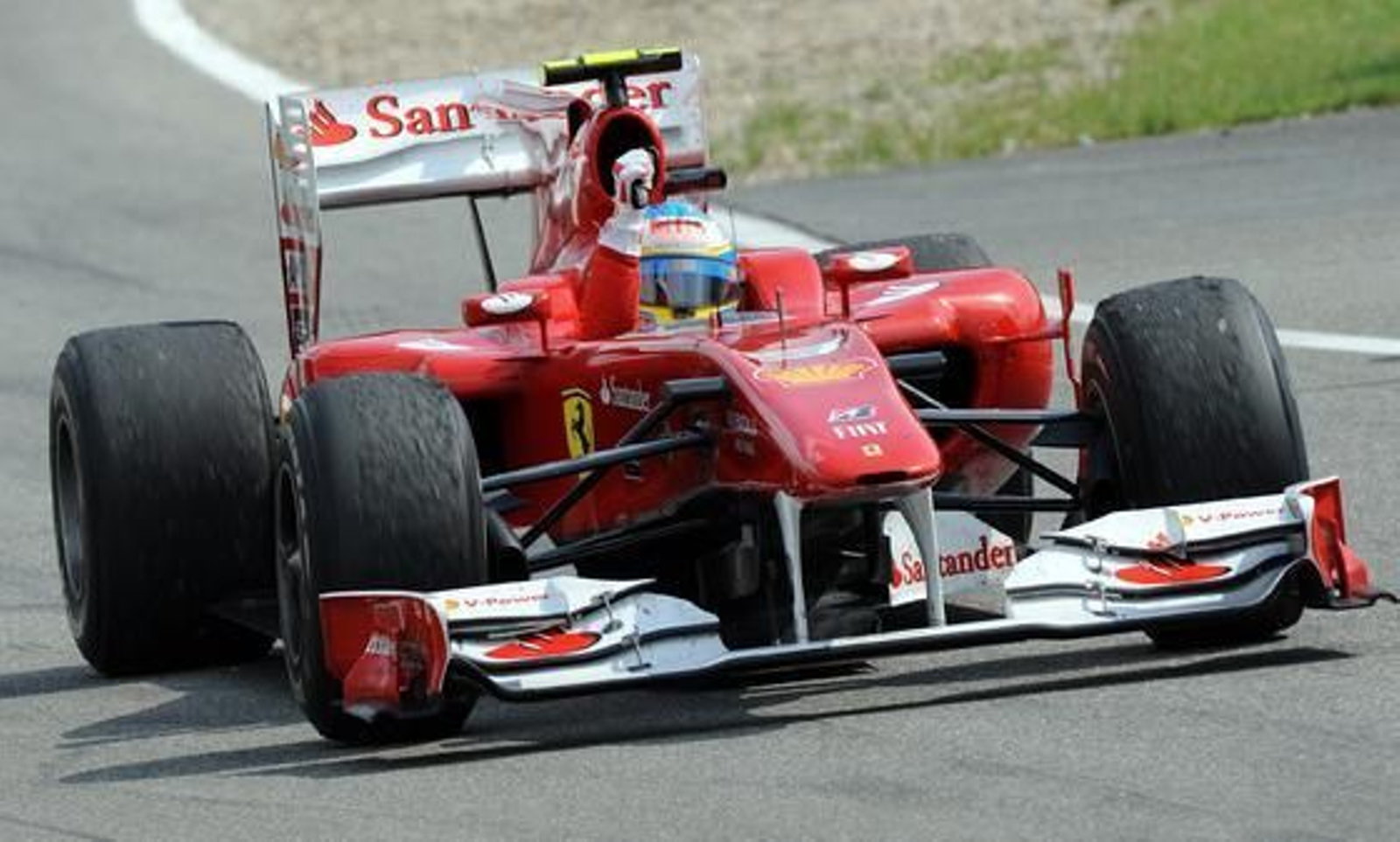 Fernando Alonso saca su brazo del monoplaza para celebrar su triunfo.

Foto: afp