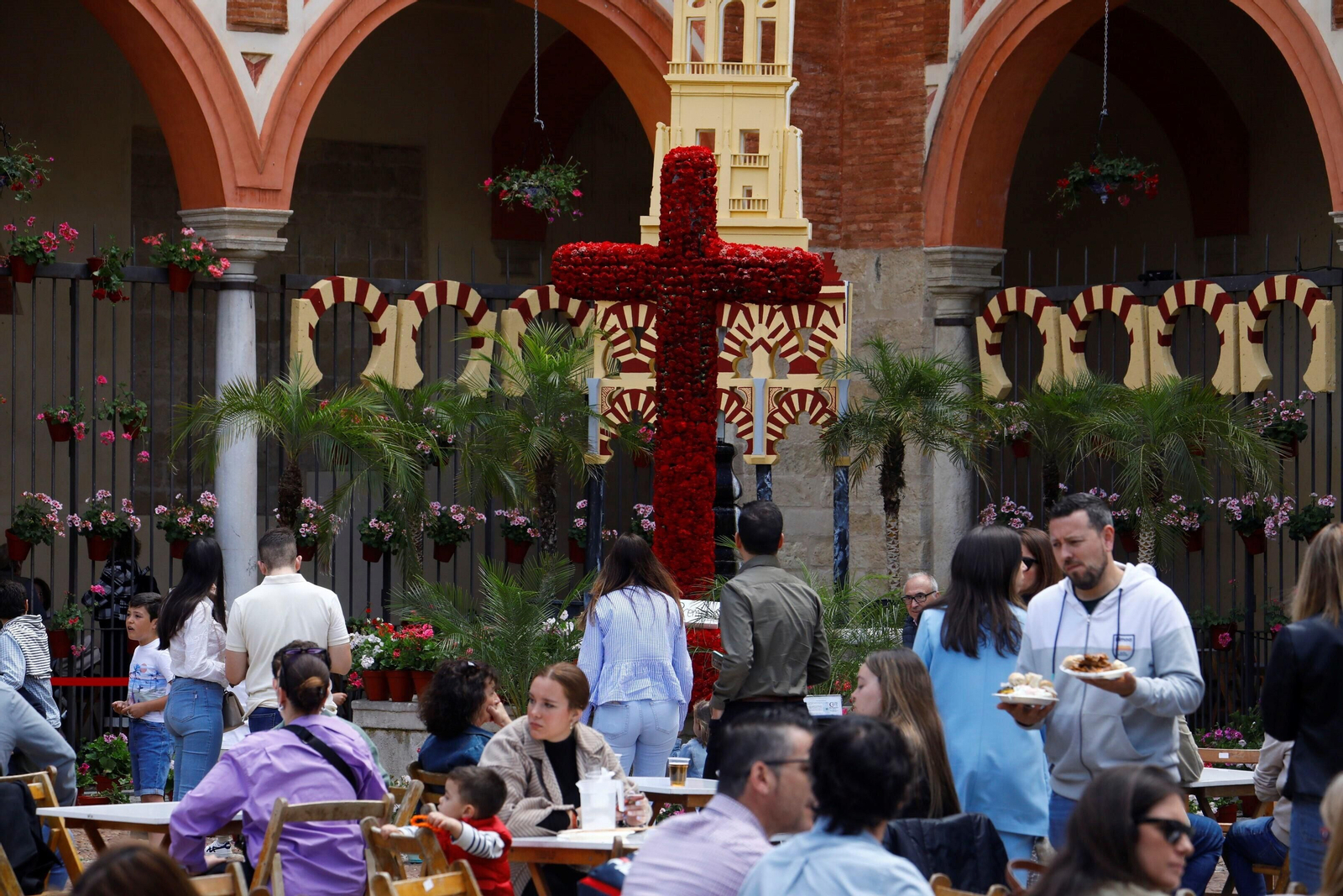El tiempo da un respiro para celebrar el ultimo día de Cruces de Mayo en Córdoba, en imágenes