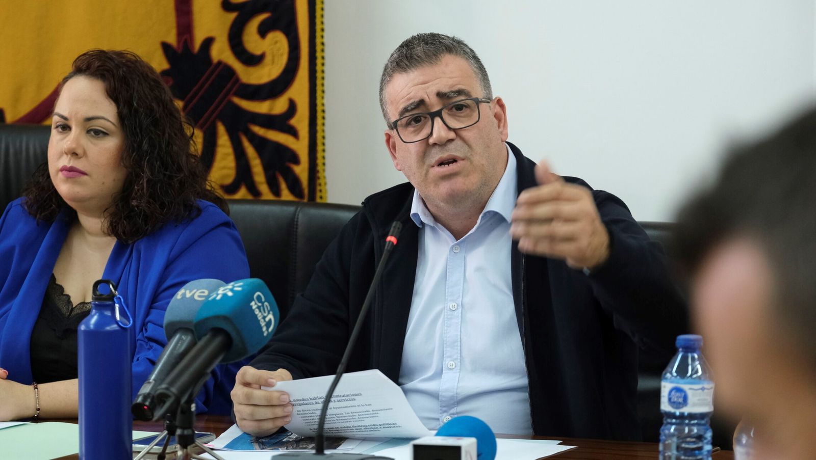 Felipe Cayuela dirige su mirada a Salvador Hernández durante la moción de censura.