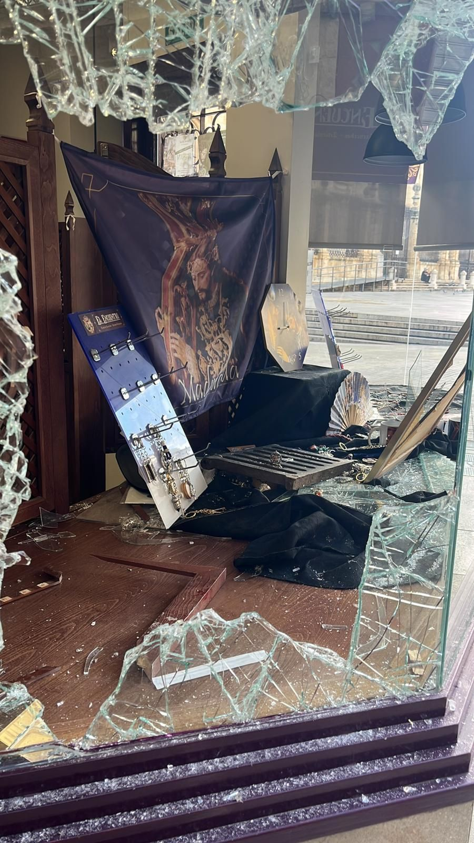 Agujero en el escaparate de la cofradía.