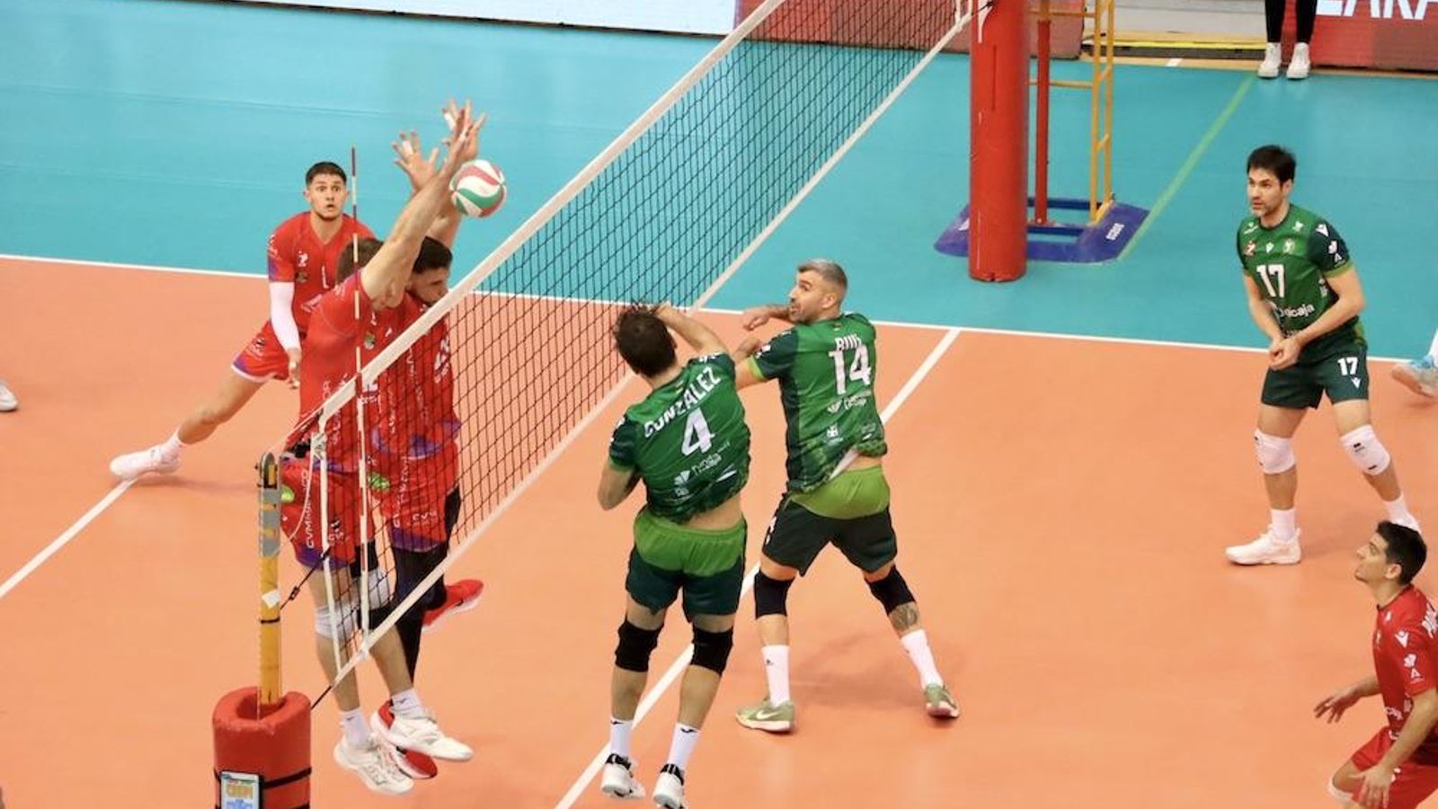 Los baleares realizan un bloqueo al remate de Juanmi González para evitar el punto de los ahorradores.