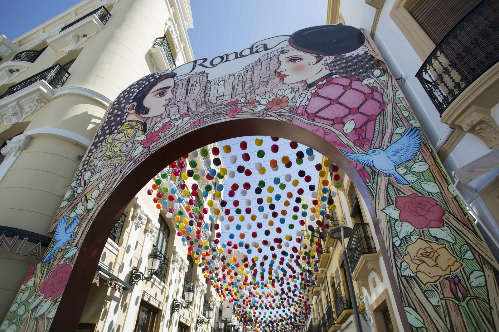 Portada de la Feria del centro ya instalada junto a los farolillos.