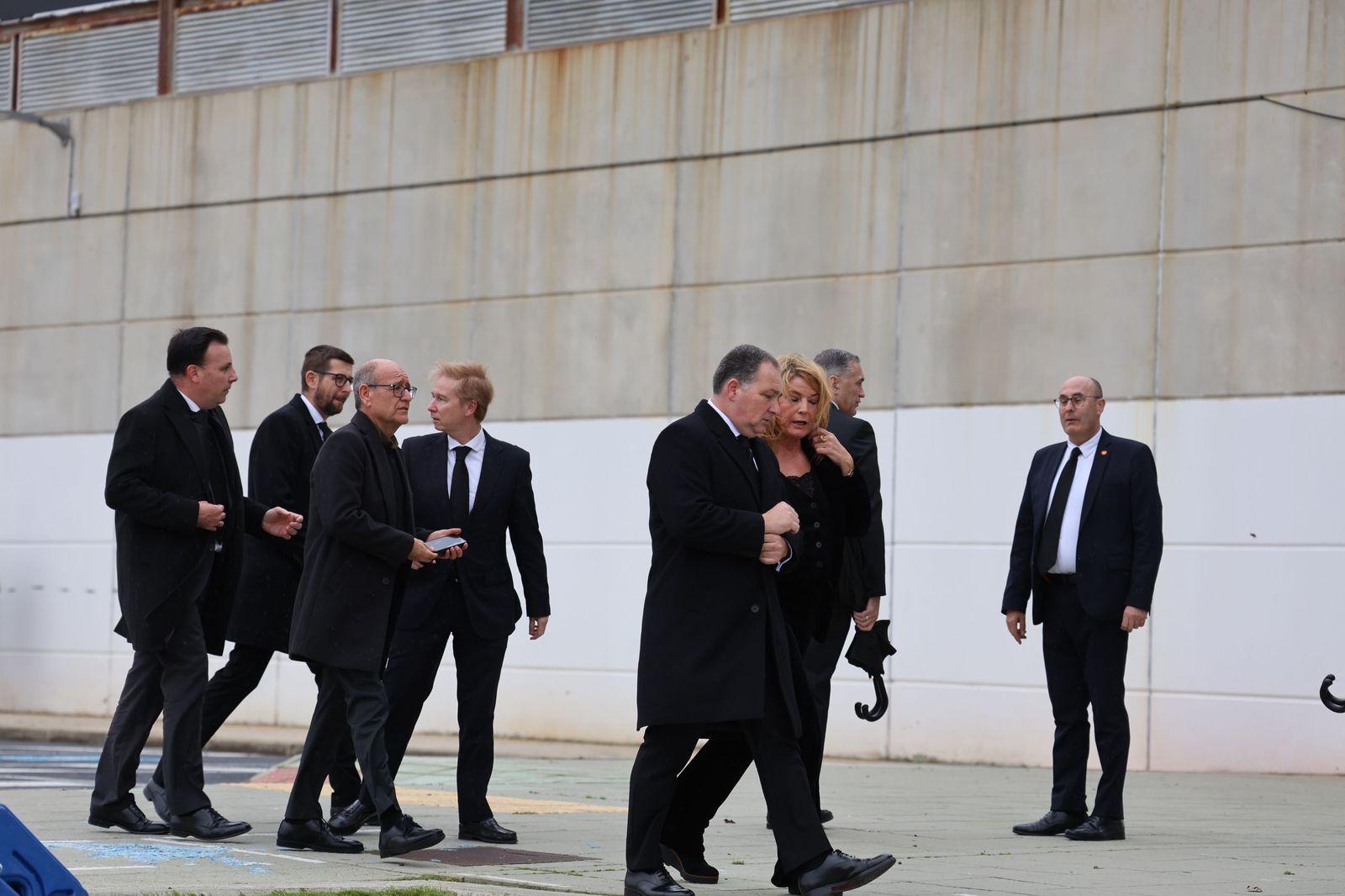 Fotografías de la llegada de Juanma Moreno, Feijóo y todas las autoridades al funeral por las víctimas de Adamuz en Huelva