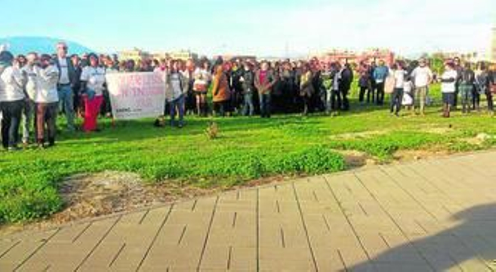 Los asistentes a la concentración ayer en el solar previsto para la construcción del instituto. Los asistentes a la concentración ayer en el solar previsto para la construcción del instituto.
