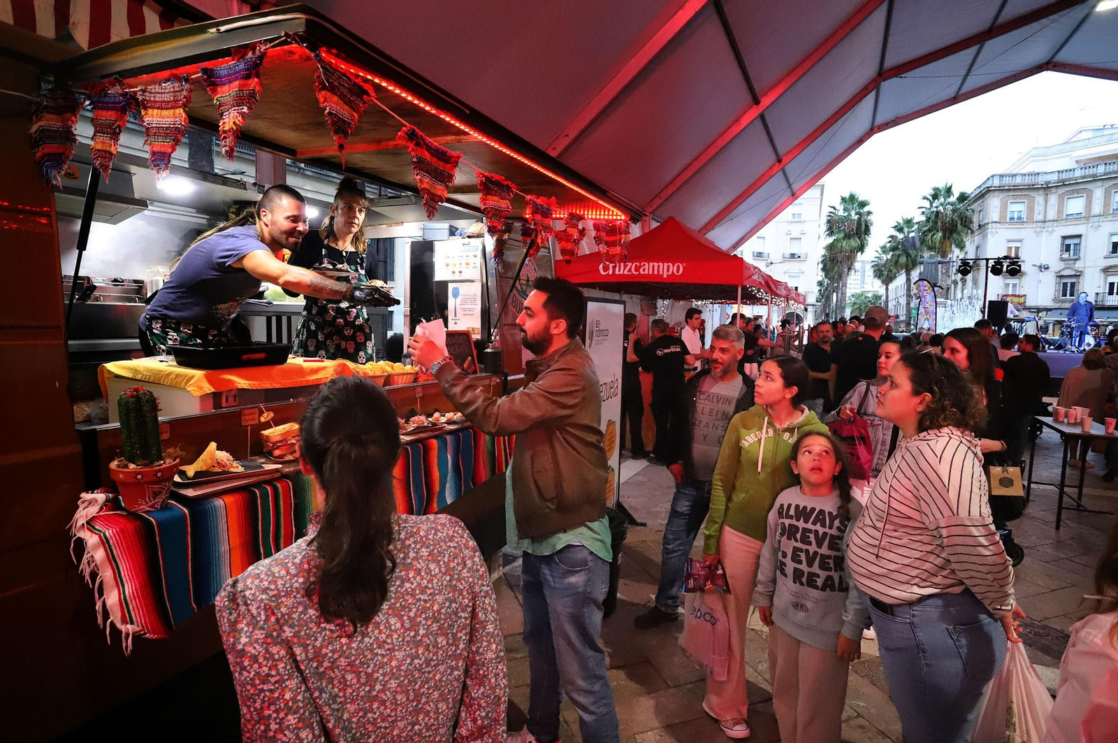 Imágenes de la apertura del Festival de Food Trucks de Binómico en la Plaza de las Monjas