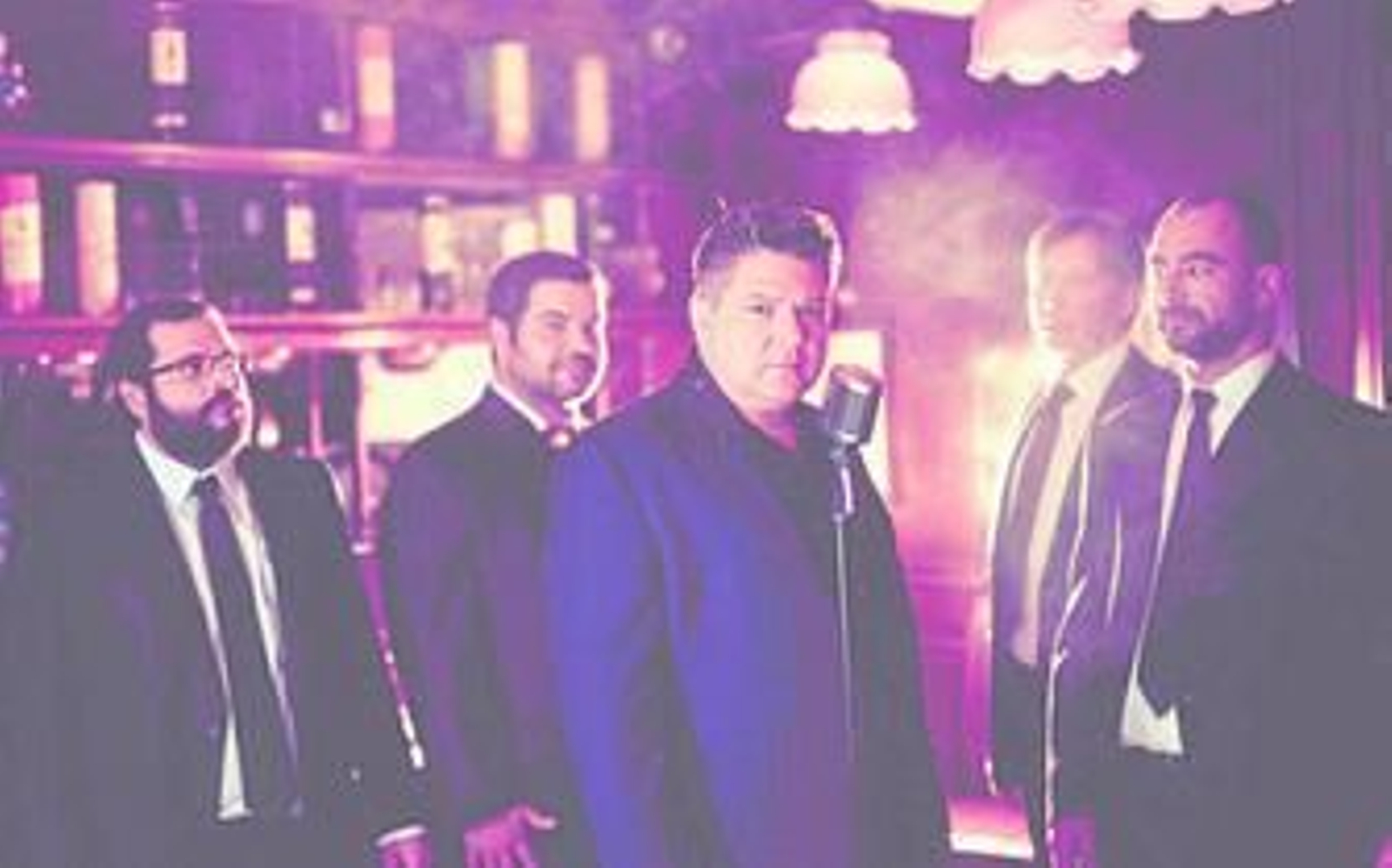 Chema Bautista, Pepe Viciana, Diego Cruz, Lito Vergara y Antonio Valero en el Port of Spain donde grabaron el videoclip.