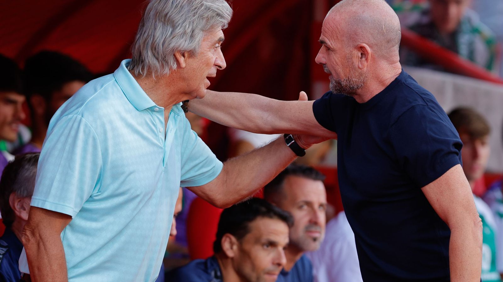 Mauel Pellegrini y Paco López se saludan antes del partido.