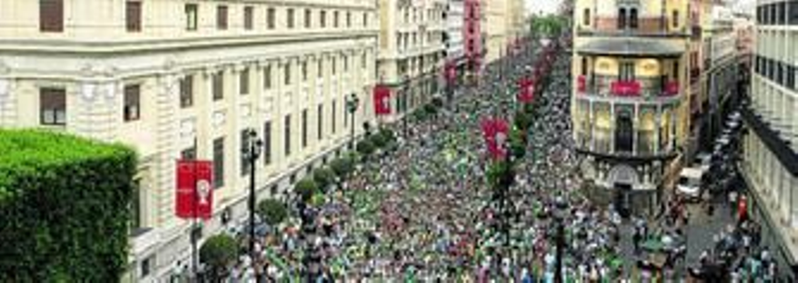 Una riada de béticos nutre la Avenida, aún engalanada por la celebración del Corpus Christi el jueves 11 de junio de 2009.