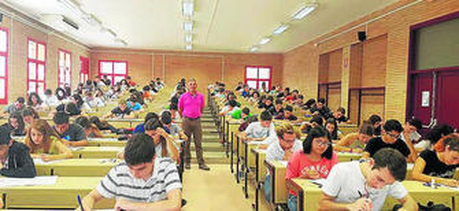 Un grupo de alumnos durante la prueba de matemáticas.