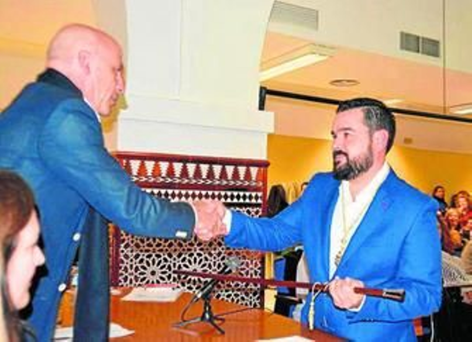 Romualdo Garrido recibe el bastón de mando de alcalde.