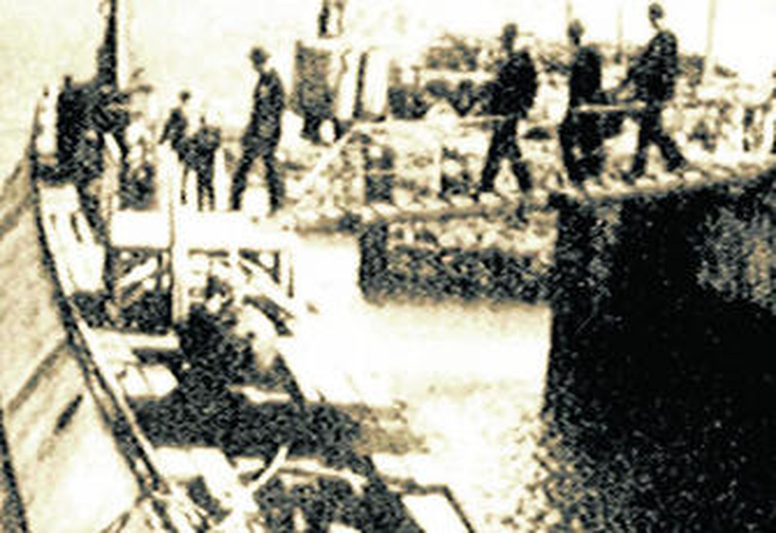 El rey Alfonso XIII visita los trabajos de construcción del submarino en el astillero de Cádiz acompañado por su propietario, Horacio Echevarrieta