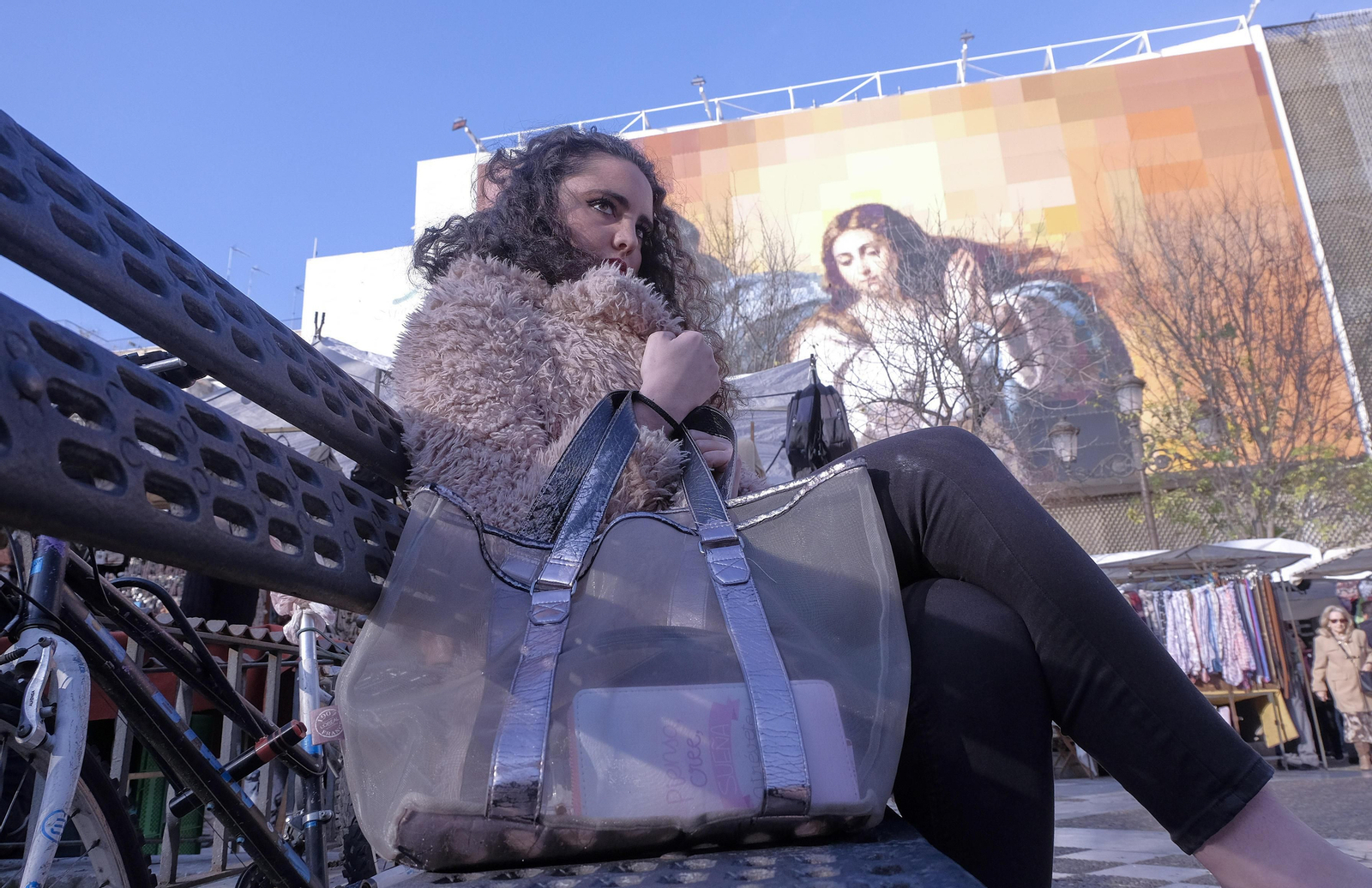 Una joven se protege del frío en Sevilla.