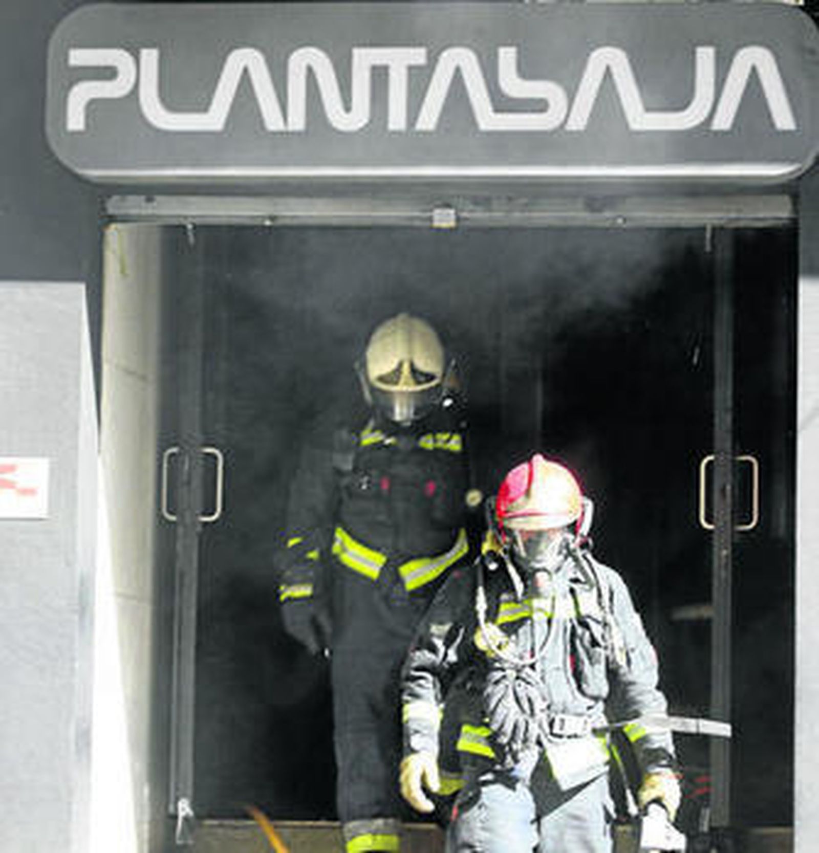 Bomberos salen de Planta Baja la tarde del incendio.