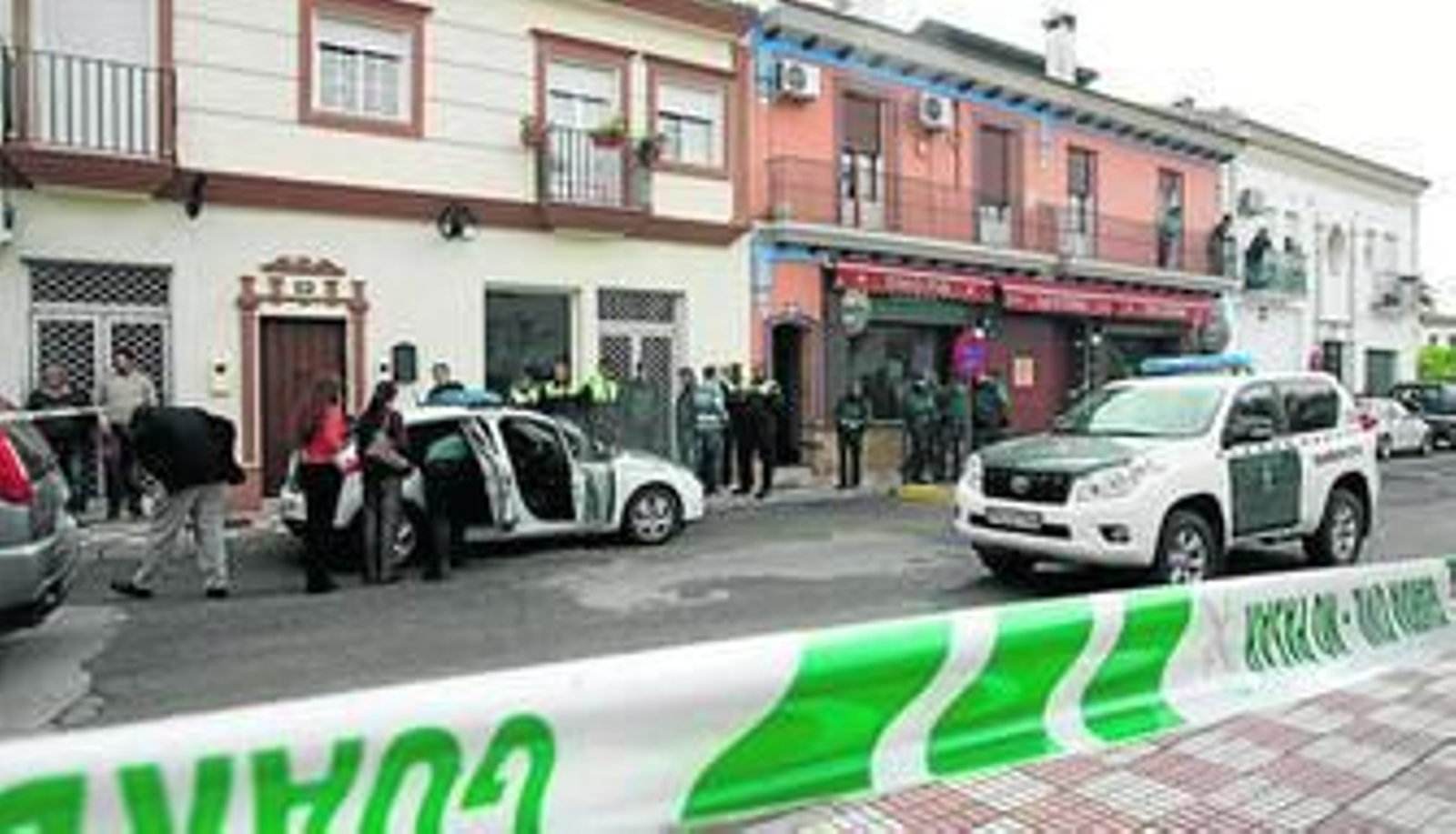 Agentes de la autoridad en la avenida de los Reyes de Almonte, el 29 de abril de 2013, cuando fueron hallados los cuerpos en el piso que luce dos aires acondicionados en la fachada.